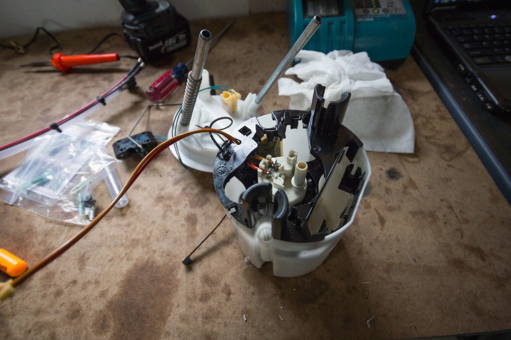 BMW 135i fuel bucket assembly
