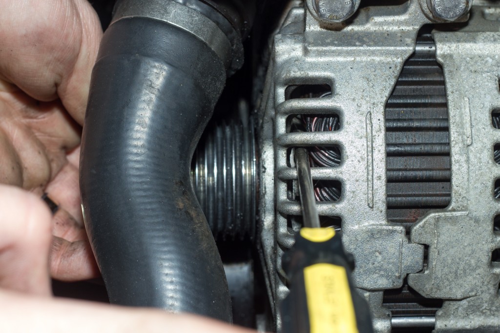 Locking the alternator pulley